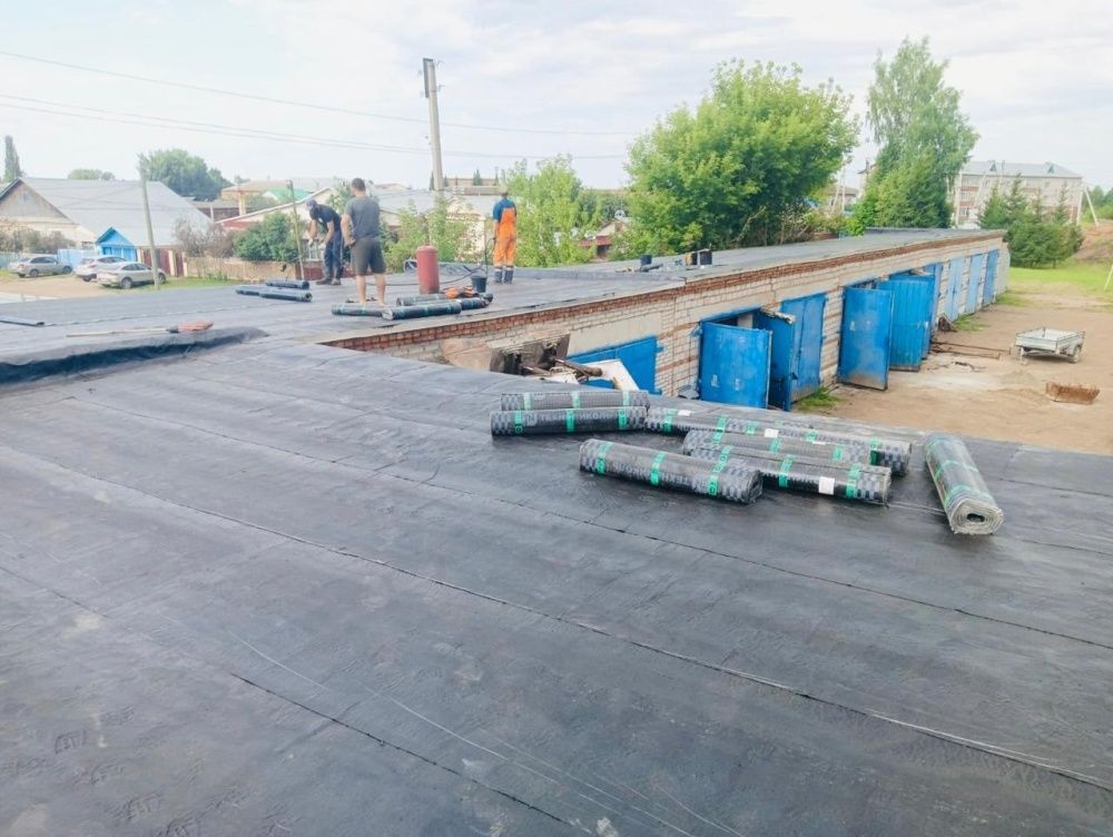 В ГБУЗ РБ Бакалинская ЦРБ завершается ремонт крыши гаража